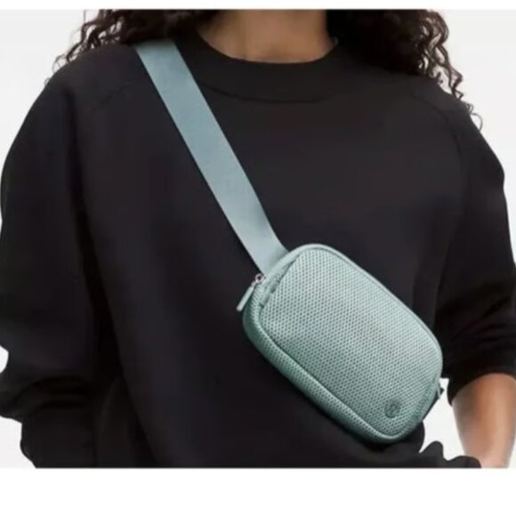 NWT Lululemon Everywhere Belt Bag - Picture 2 of 7